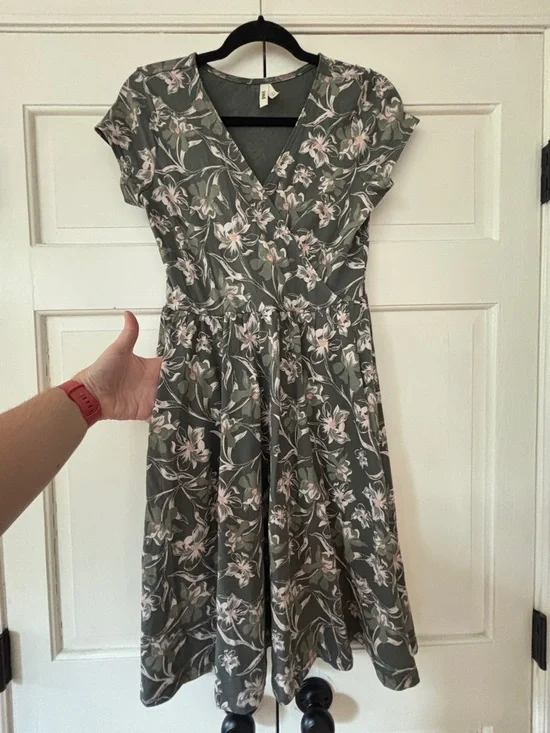 Pact Organic Fit & Flare Crossover Dress Size Small Vineyard Floral Castor Gray - Picture 8 of 16